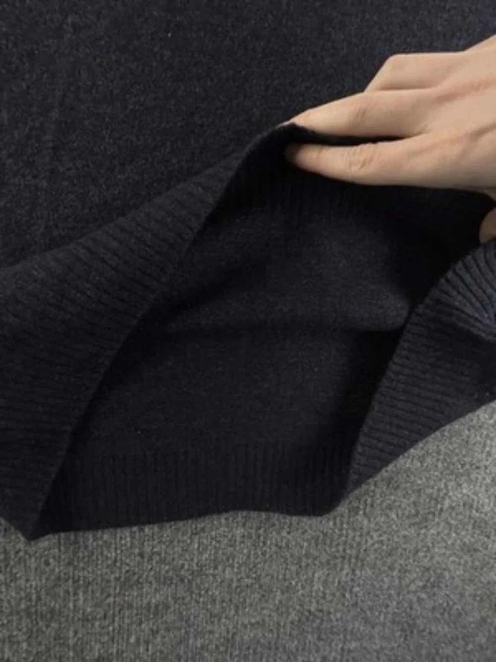 Burberry London Logo Soft Pullover Blue Long Sleeve V-Neck 7 Wool Nylon Angora